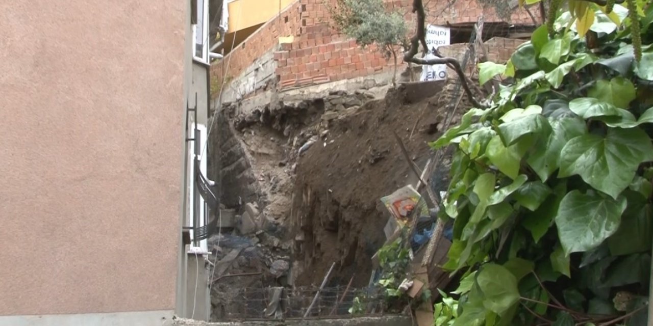 Eyüpsultan’da bir binanın istinat duvarı çöktü: Risk altındaki binalar tahliye edildi