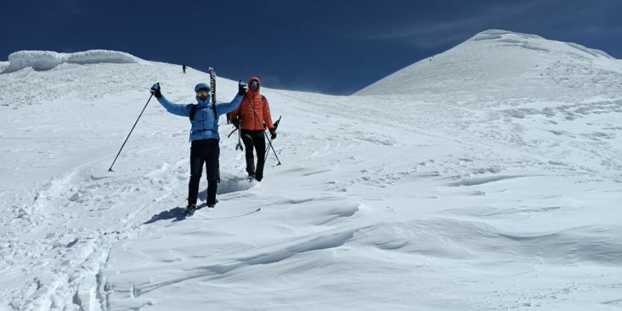 Bahar ayında Ağrı Dağı zirvesinde kayak heyecanı