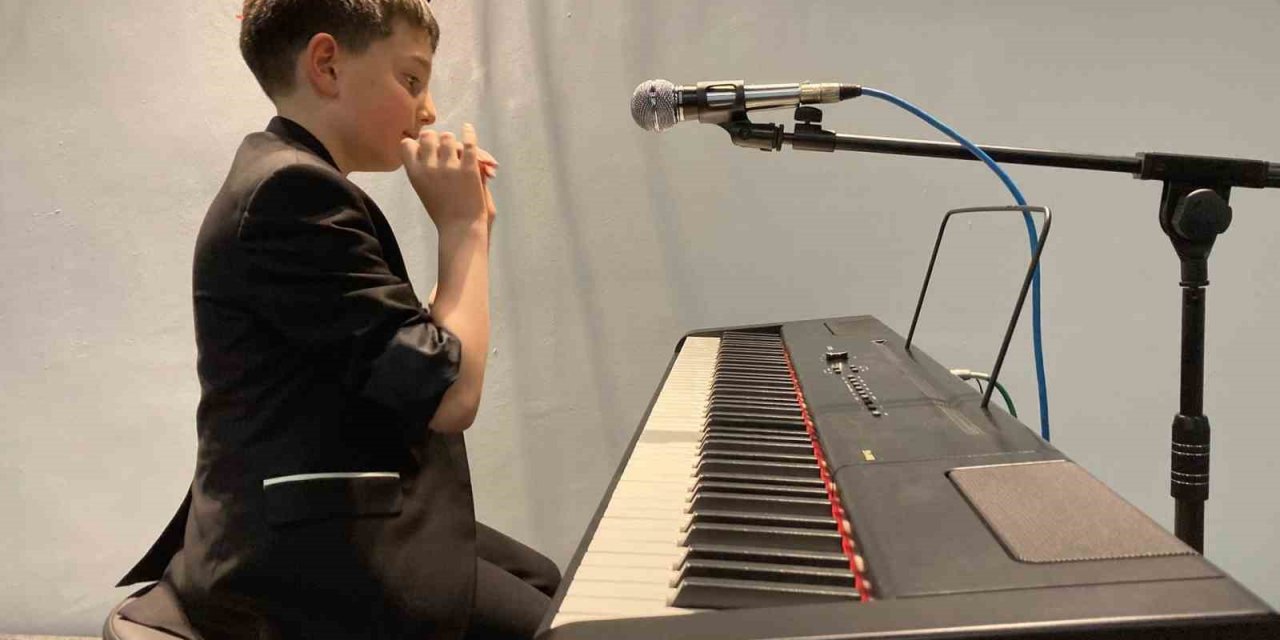 Plastik fabrikrasından çalışanlarının çocuklarına müzik okulu