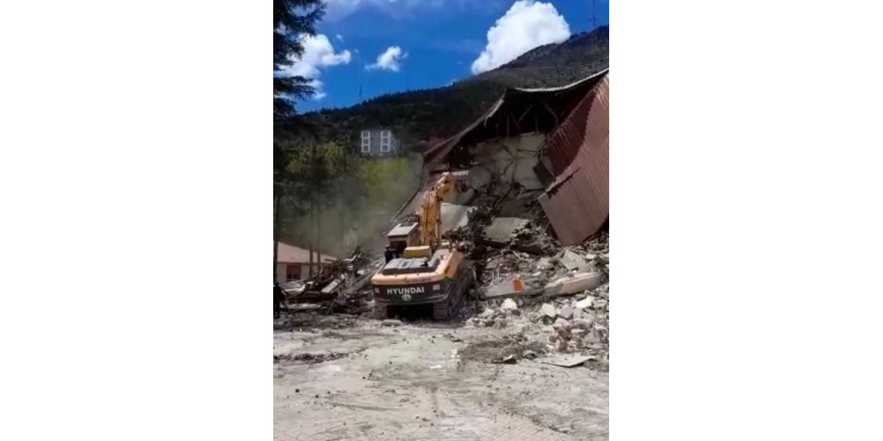 Depremde hasar gören kaymakamlık binası kontrollü olarak kıyıldı