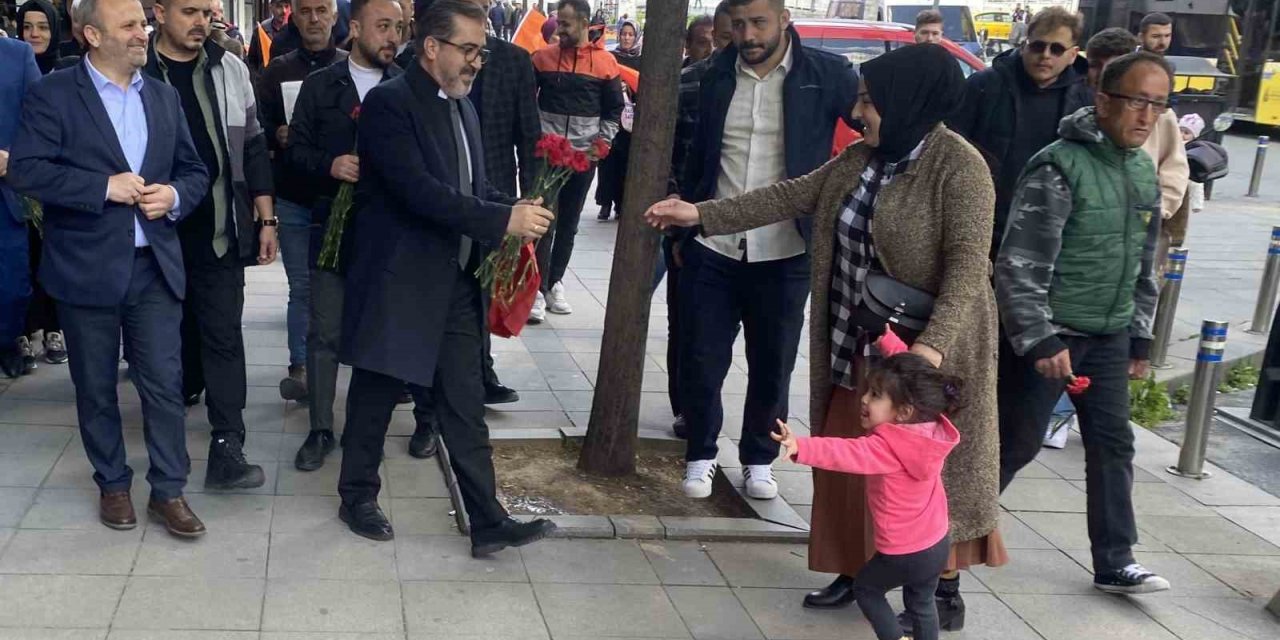 AK Parti İstanbul 2. Bölge Milletvekili adayı Yıldırım, gençlerden “İlk oyum Erdoğan’a” sözü aldı