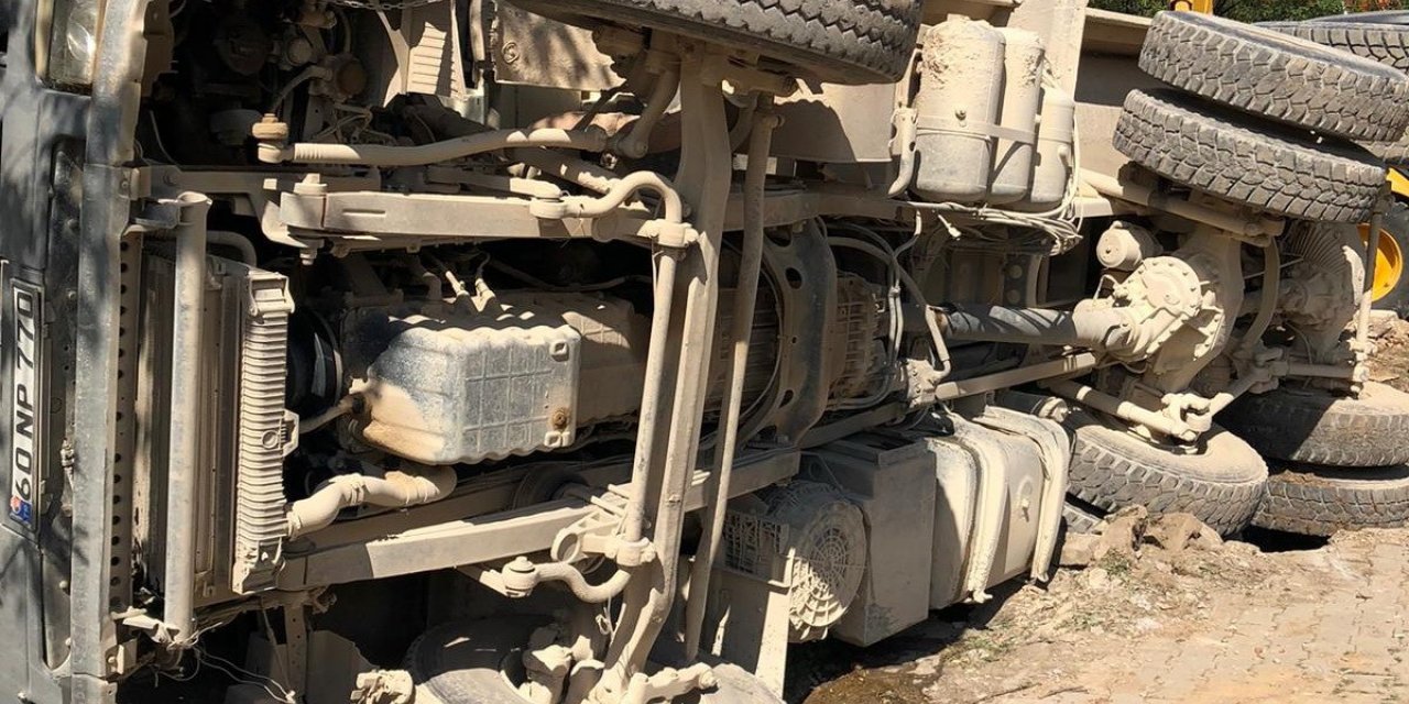 Hafriyat kamyonu devrildi