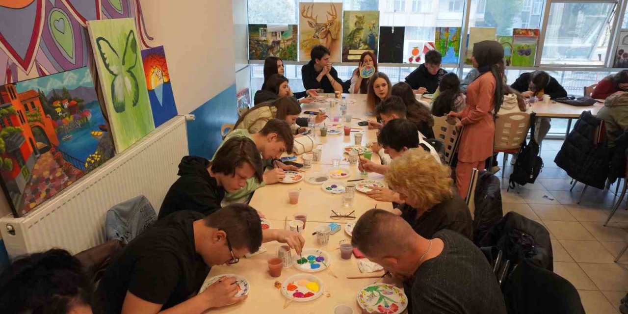 Afyonkarahisar’a 5 ülkeden gelen 35 öğrenci unutulmaya yüz tutmuş el sanatlarını öğrendi