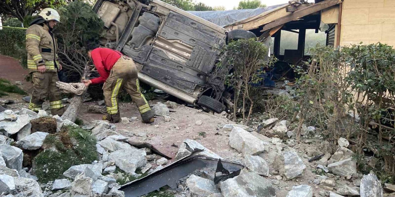 Bahçelievler’de otomobil kafenin bahçesine uçtu: 1 ağır yaralı