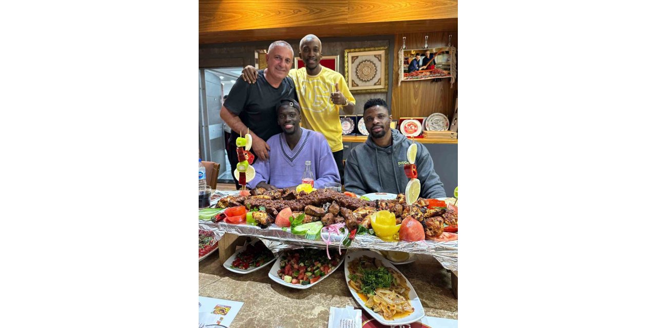 Badou Ndiaye ve Onyekuru’nun kebap keyfi