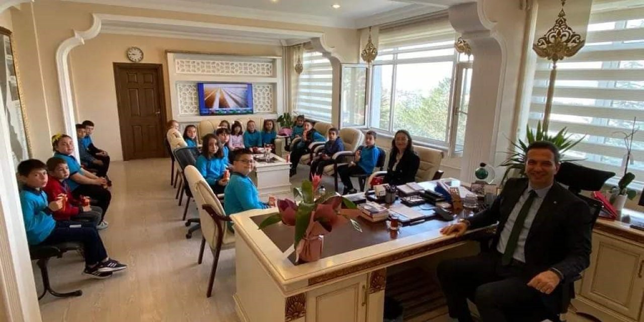 Makam odası sınıf oldu, Kaymakam Gürçam öğrencilerin sorularını yanıtladı