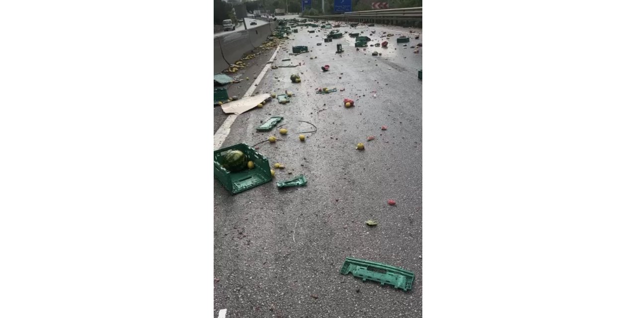Bursa’da vinç ile kamyon çarpıştı, binlerce kasa meyve ve sebze yola döküldü