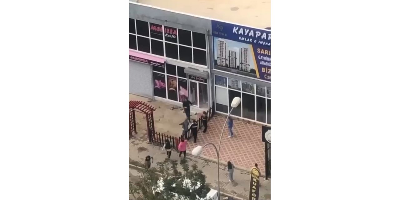 Kadın kuaförler komşu kadın kuaförün iş yerine saldırdı