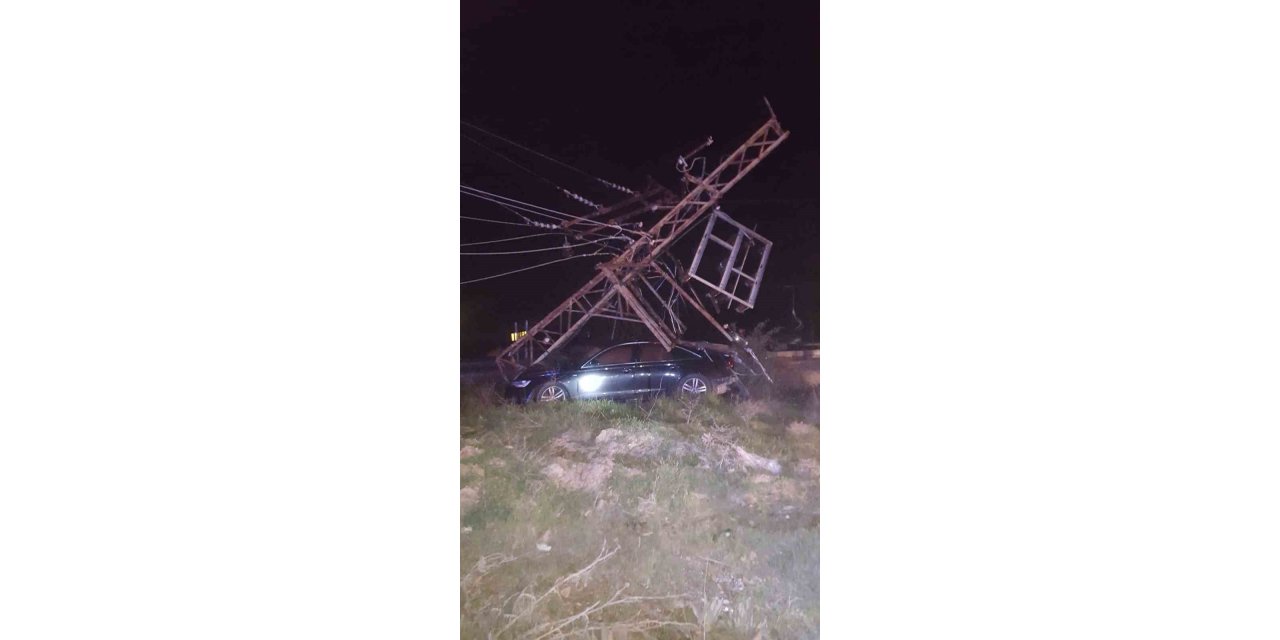 Ehliyetsiz sürücünün çarptığı elektrik direği aracın üzerine devrildi, 3 kişi yaralandı