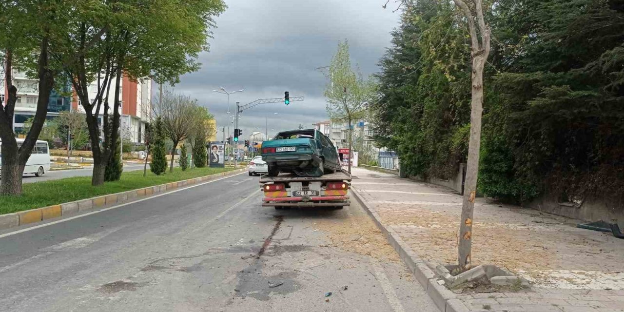 Elazığ’da otomobil ağaca çarptı: 1 yaralı