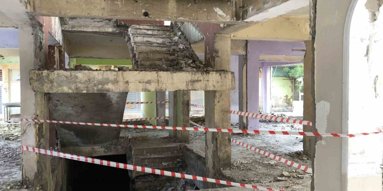 Batman’da metruk binadaki su birikintisi can alıyordu