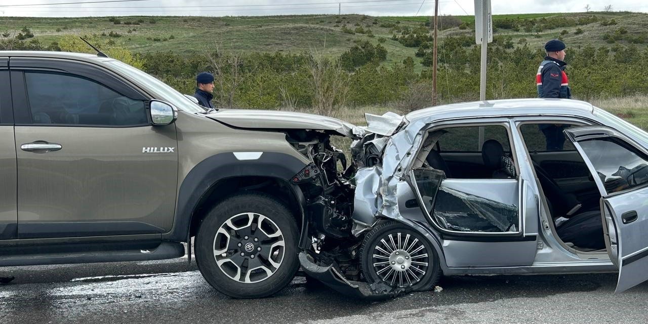 Arazi aracı otomobile çarptı, 8 kişi yaralandı