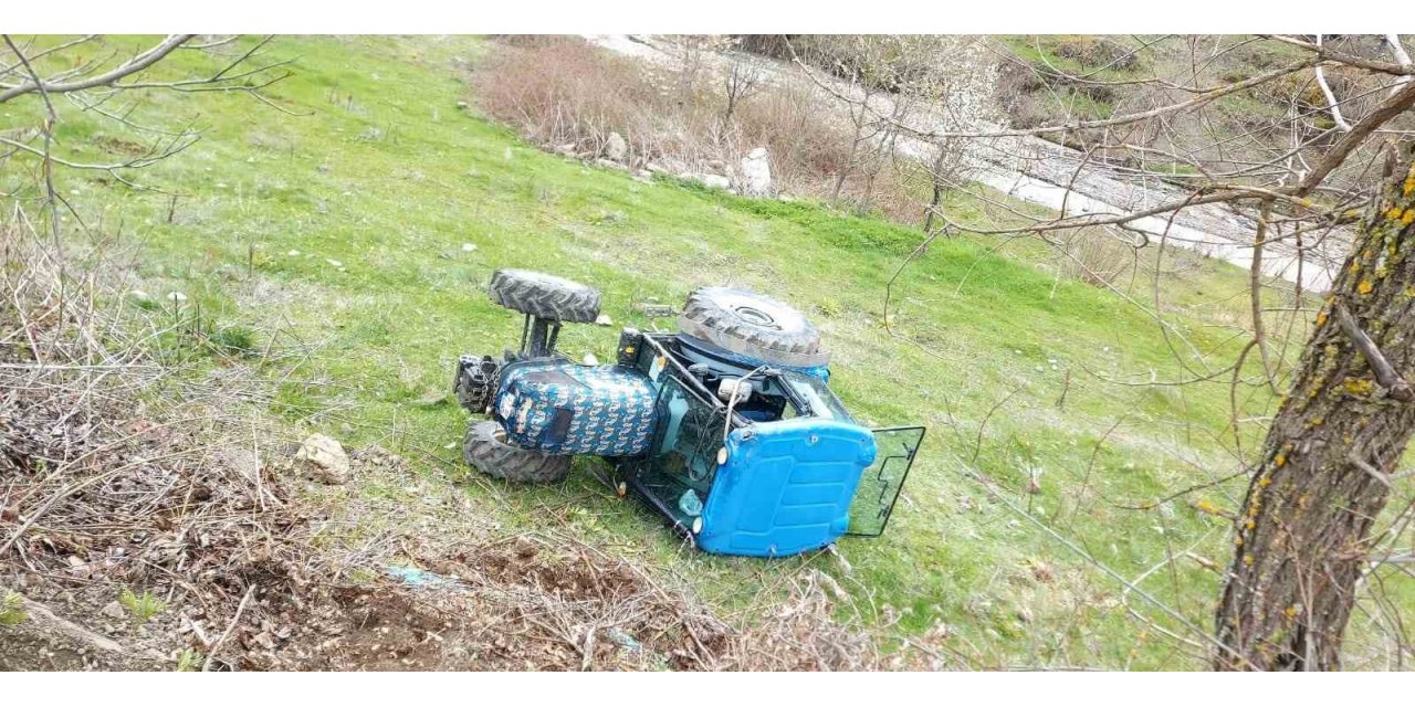 Tarlada devrilen traktörün sürücüsü yaralandı