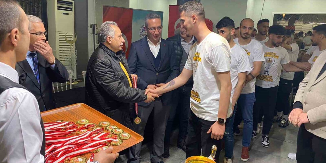 Talasgücü Belediyespor şampiyonluğu kutladı