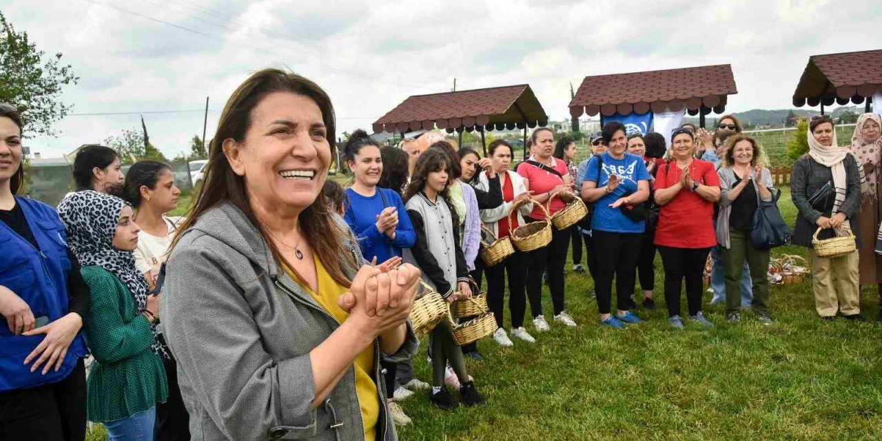 Adana Büyükşehir Belediyesi ve IOM işbirliğinde çilek hasadı etkinliği düzenlendi
