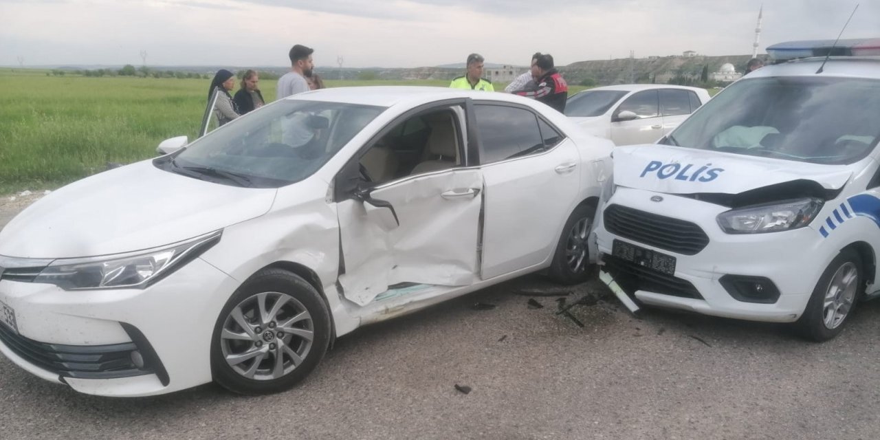Polis aracıyla otomobil çarpıştı