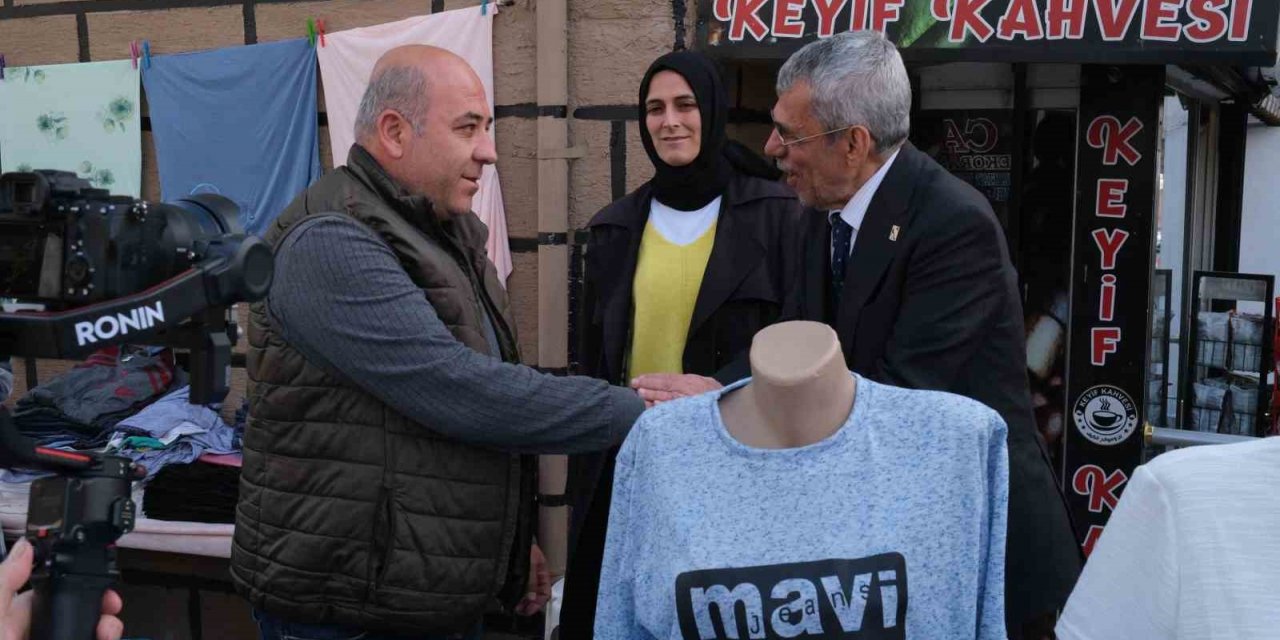 73 yaşındaki en yaşlı Milletvekili Adayı Cemal Toptancı, her gün kilometrelerce yol yürüyerek seçmenle buluşuyor