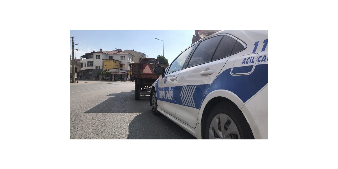 Ehliyetsiz traktör sürücüsü polisten kaçamadı