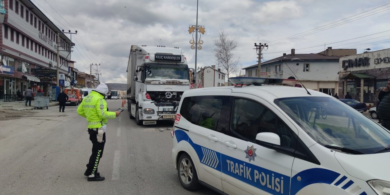 Tır yola çıkan köpeğe çarpmamak için fren yapan kamyona arkadan çarptı