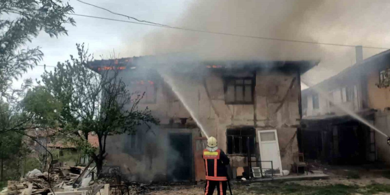 Köyde çıkan yangında bir ev alev alev yandı