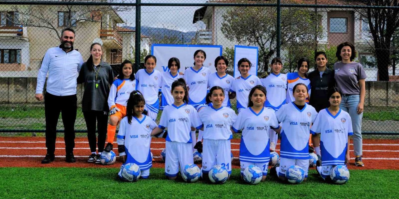 Erzincan’da kızların futbol tutkusu artıyor