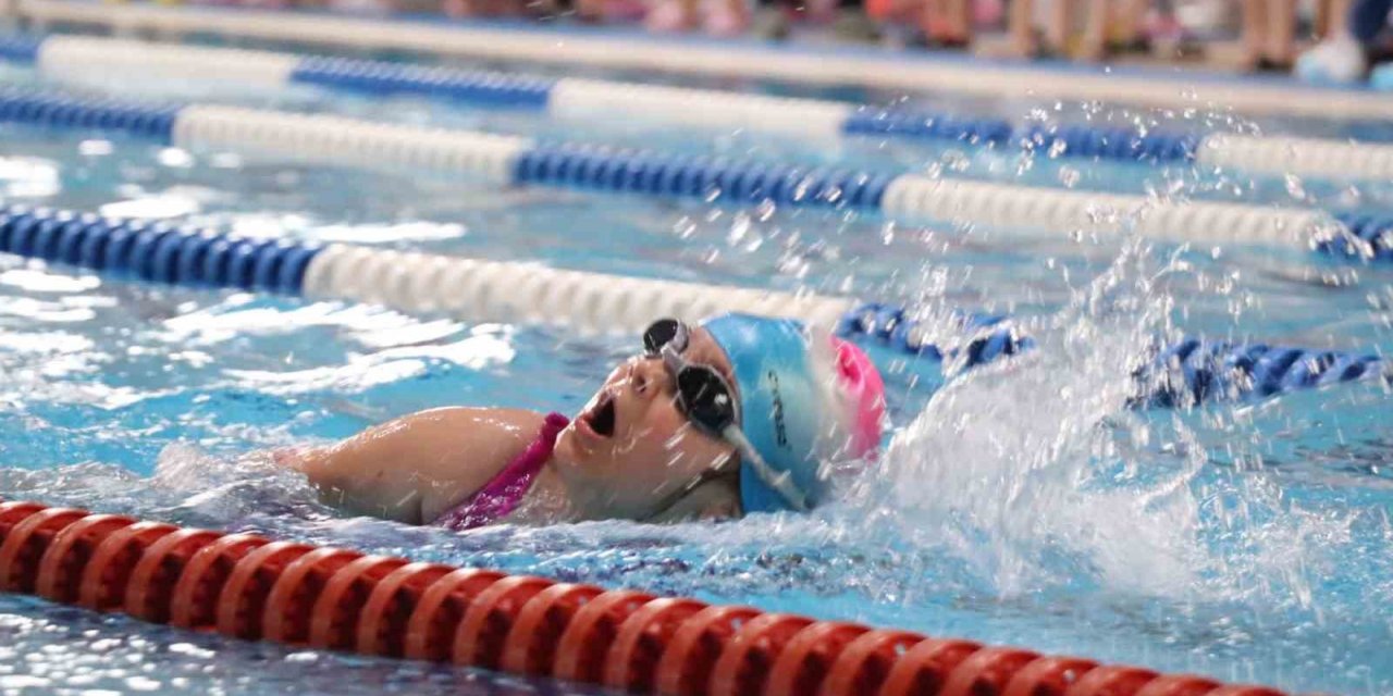 Yüzme şenliğinde 150 sporcu yüzdü