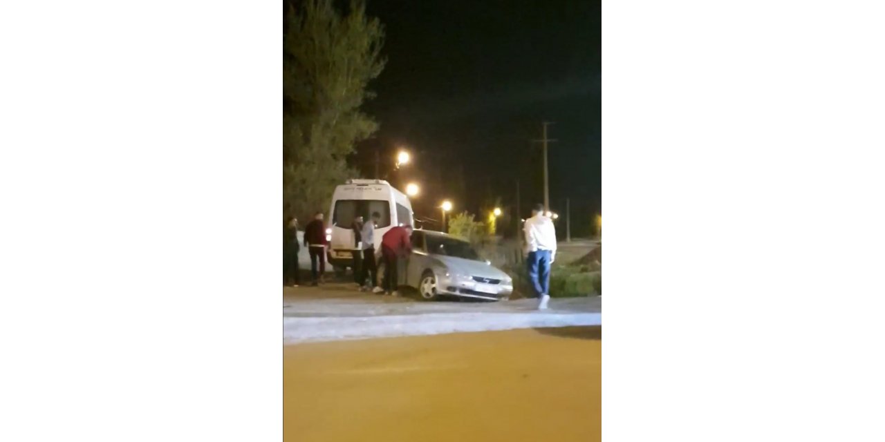 Iğdır’da yol vermeye çalışan otomobil kaza yaptı