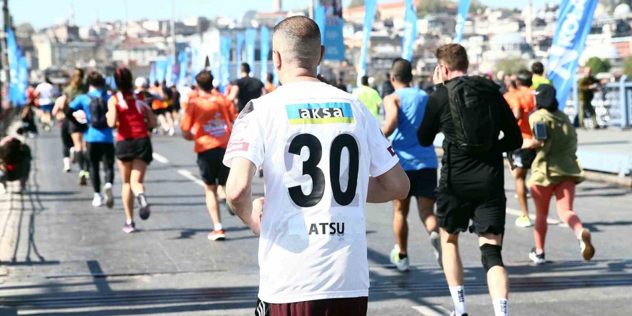 Maratonda Christian Atsu’nun formasıyla koştu