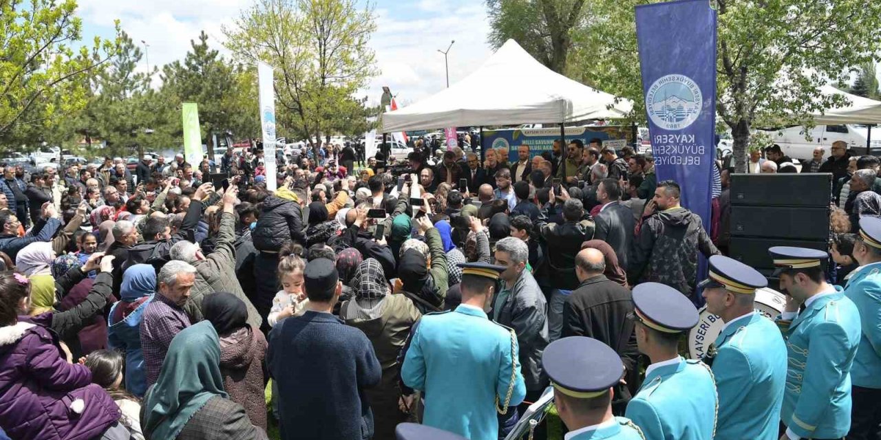 Bakan Akar ile Başkan Büyükkılıç, Kayserililerle Piknikte Kucaklaştı