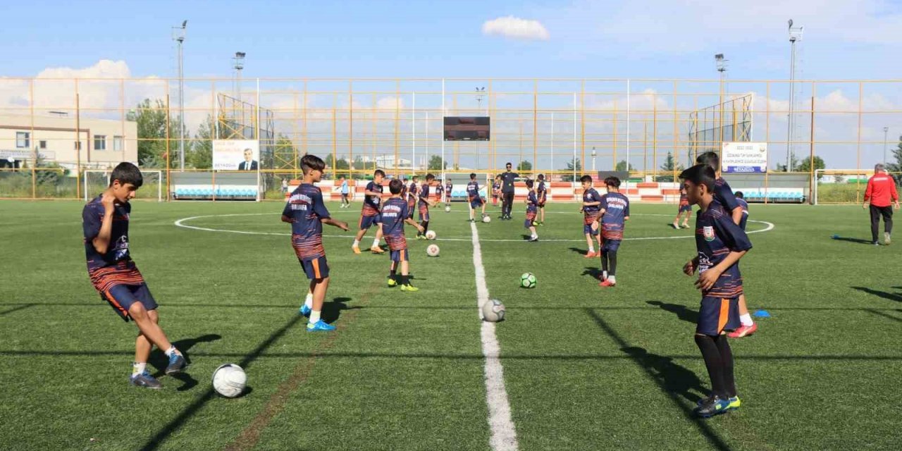 Depremin yaralarını futbol ile sarıyorlar