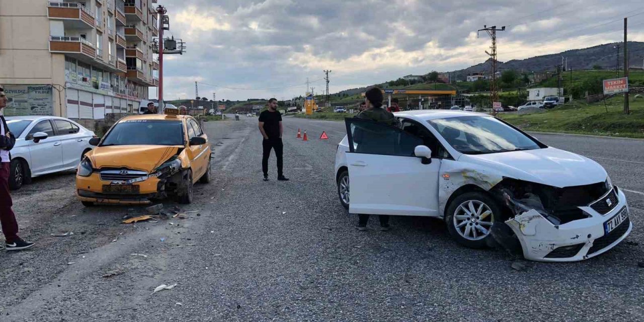 Kozluk’ta iki araç kafa kafaya çarpıştı