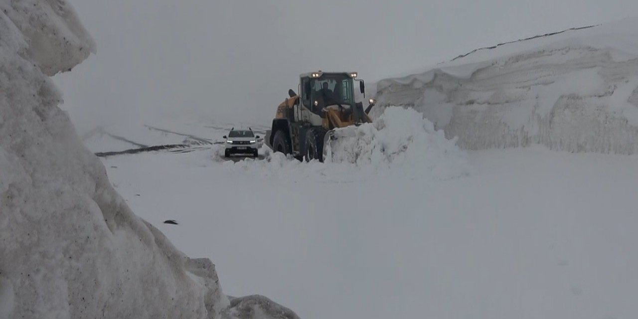 Nisan ayının son gününde kar geri döndü, ekipler 1 metreyi aşan karla mücadele etti
