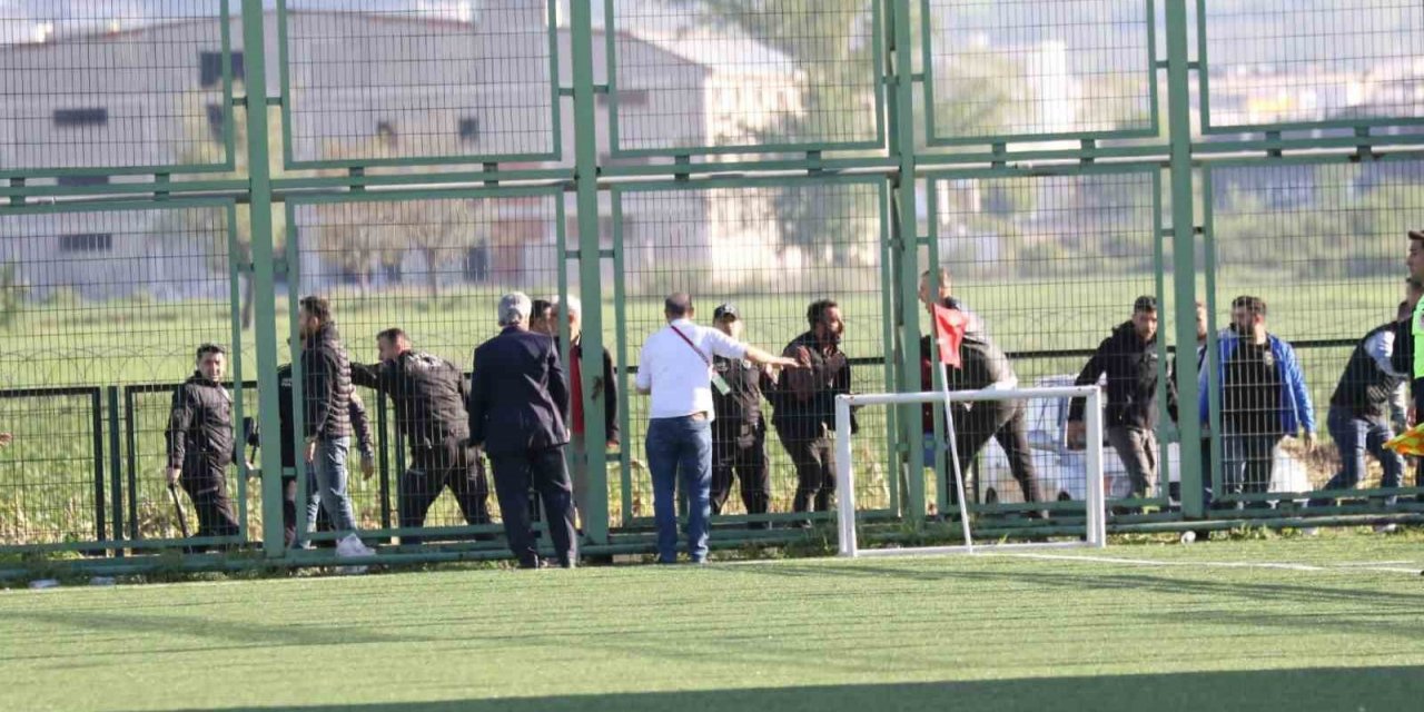 Amatör ligde taraftarlar birbirine girdi