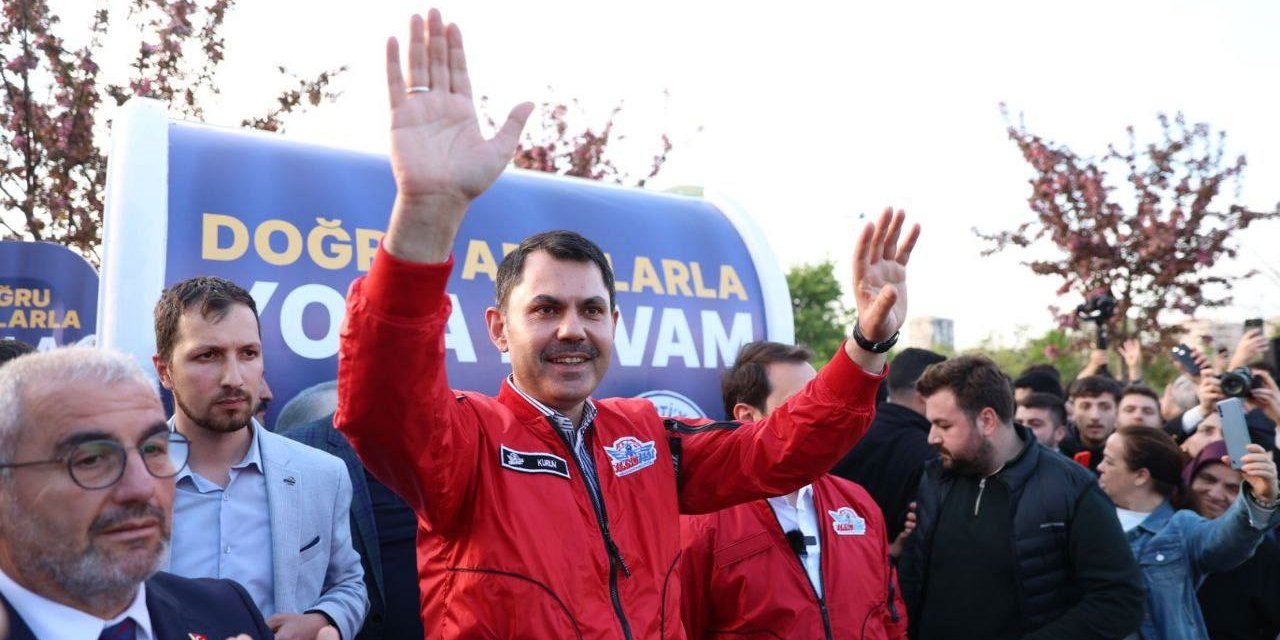 Maltepe Sahil’de yürüyüş yapan Bakan Kurum gençlerle basketbol oynadı