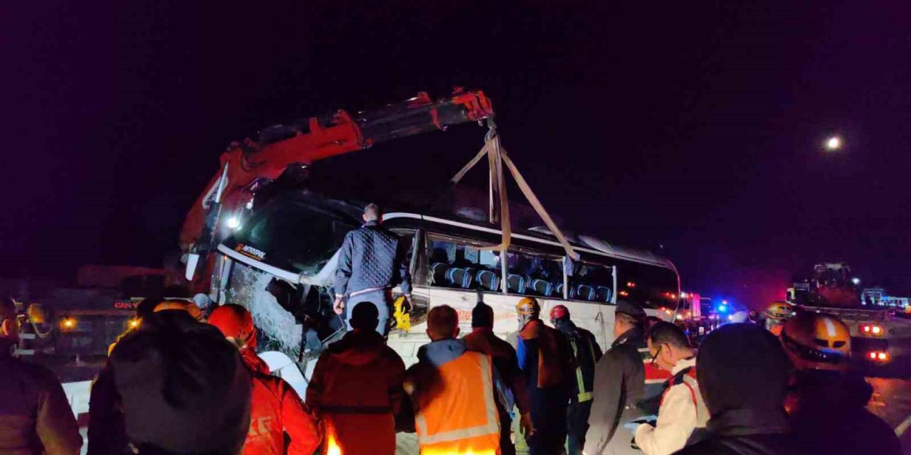 Devrilen öğrenci dolu otobüste bilanço ağır oldu