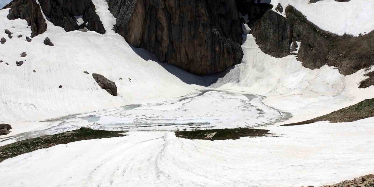 2015 yılında uydu üzerinden keşfedilen Munzur’daki buzul yerinde görüntülendi