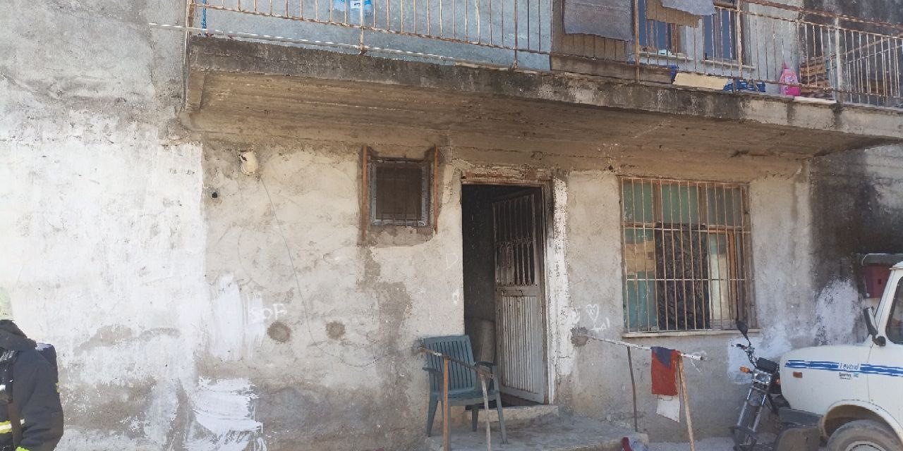 Evin zemin katında çıkan yangında 1 kişi yaralandı