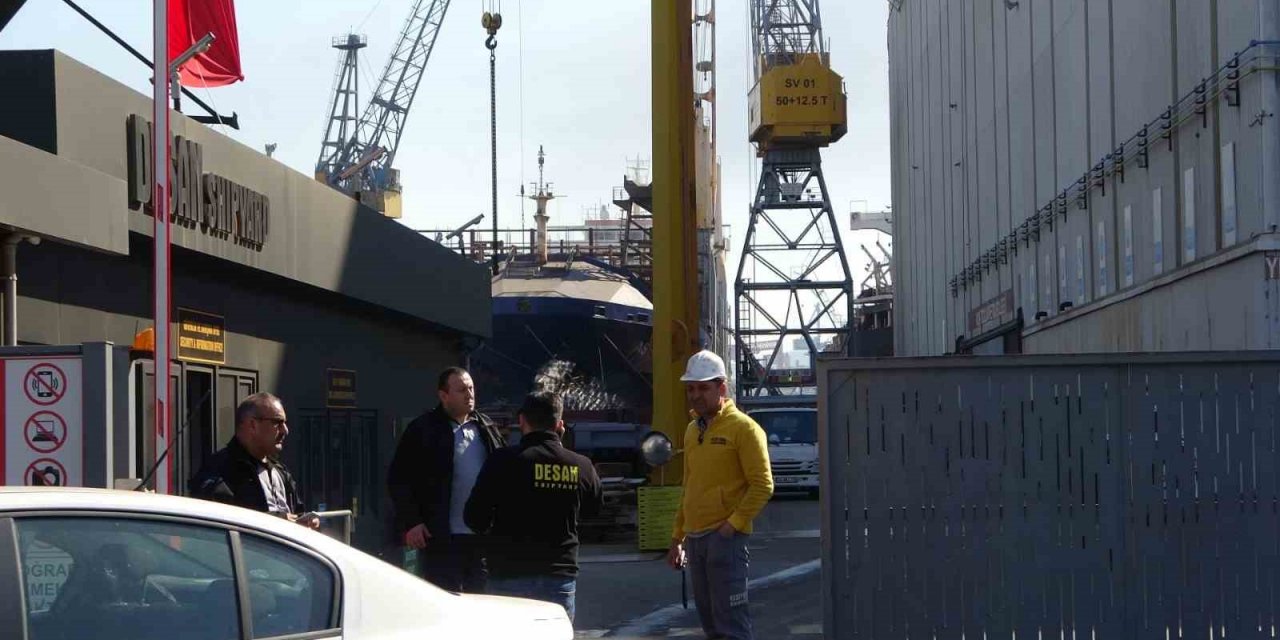 Tuzla’da bakıma alınan yük gemisinse yangın