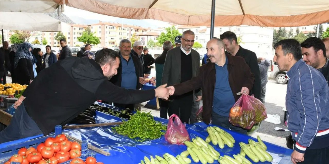 Başkan Çelik, semt pazarında alışveriş yaptı