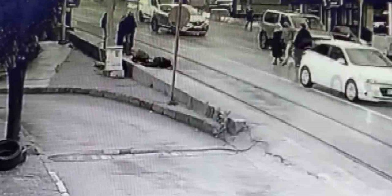 Bursa’da karayolundan karşıya geçen vatandaşın ölümden döndüğü anlar kamerada