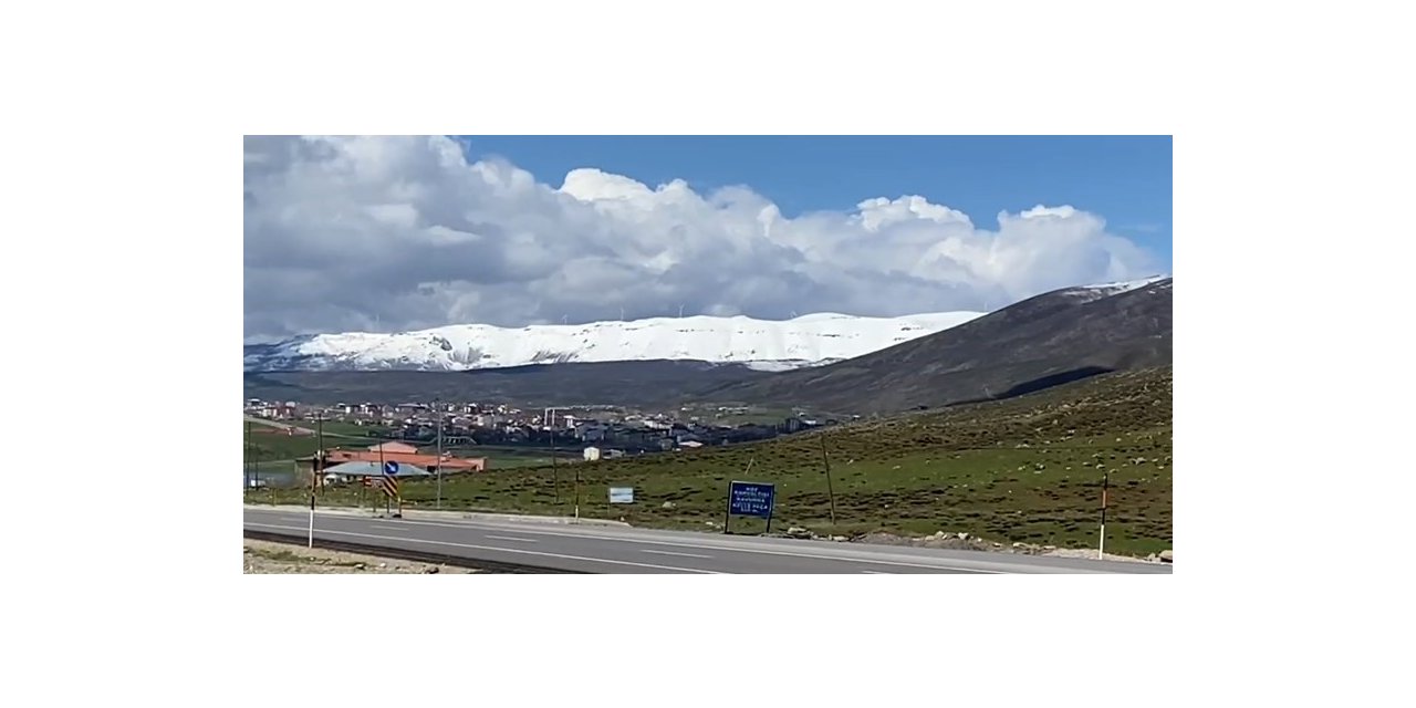 Karlıova’nın yüksek tepeleri beyaza büründü