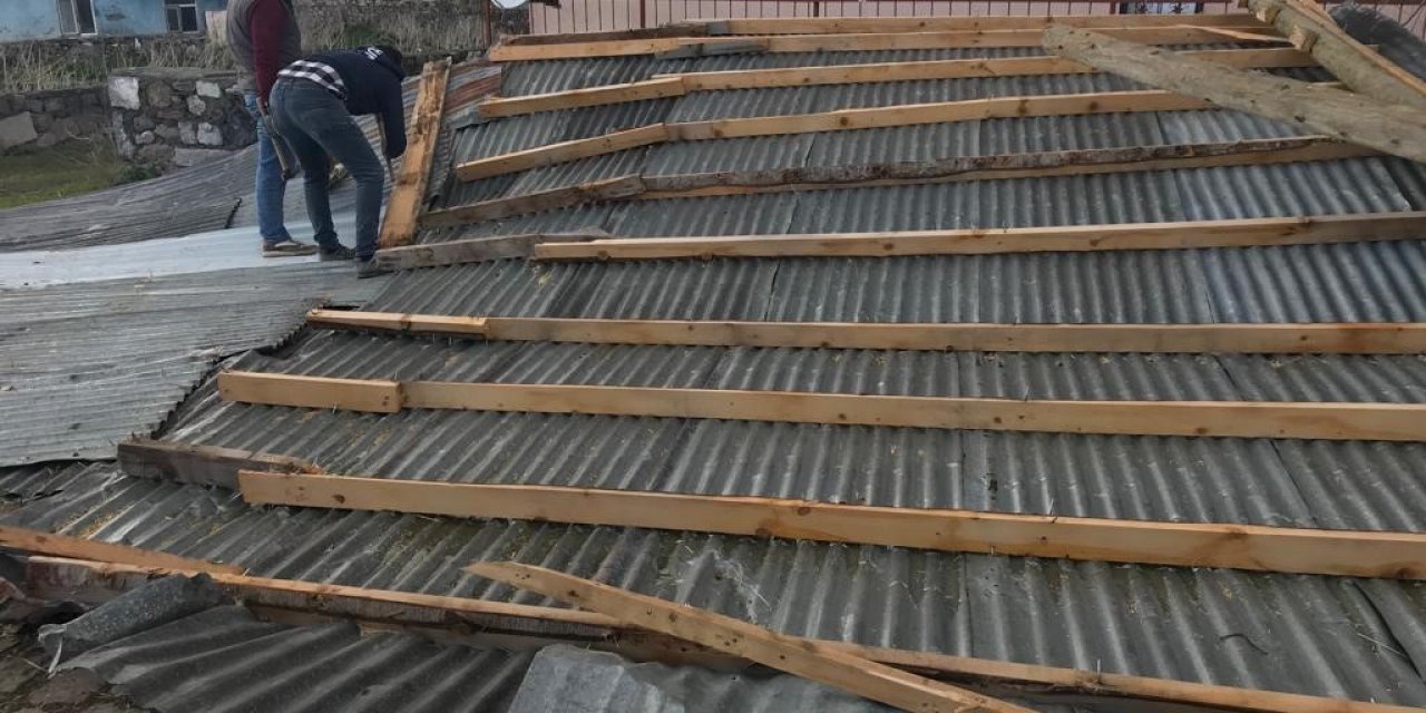 Ardahan’da kuvvetli rüzgâr çatıları uçurdu