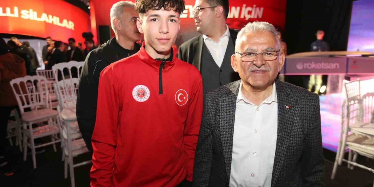 Bakan Akar ile gençlerle buluşan Başkan Büyükkılıç’tan anlamlı şiir