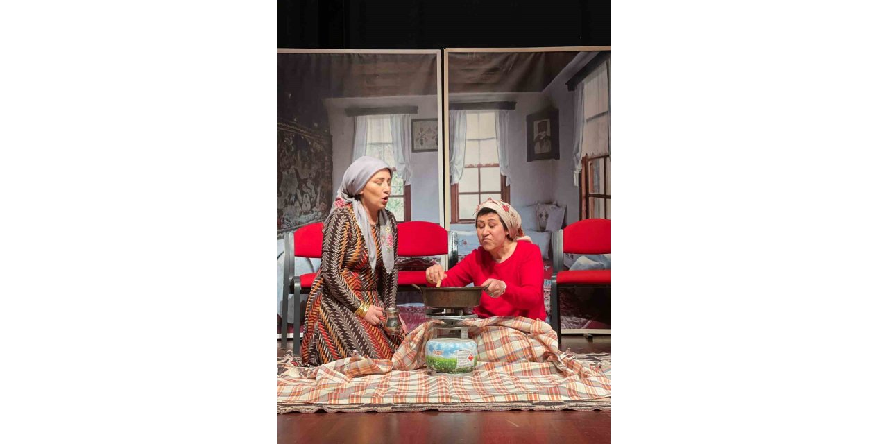 Kadınlar depremzedeler yararına tiyatro oyunu sergiledi