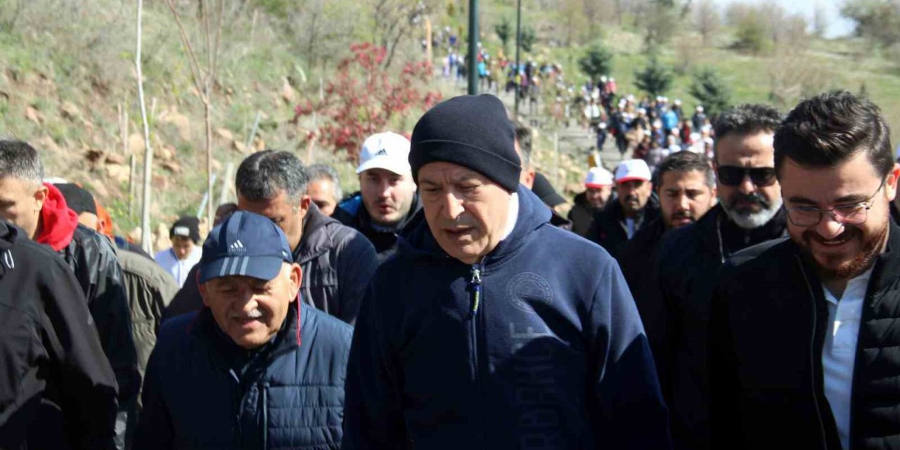 Bakan Akar: "40 yıldır milletimizin başına musallat olan beladan asil milletimizi kurtaracağız"