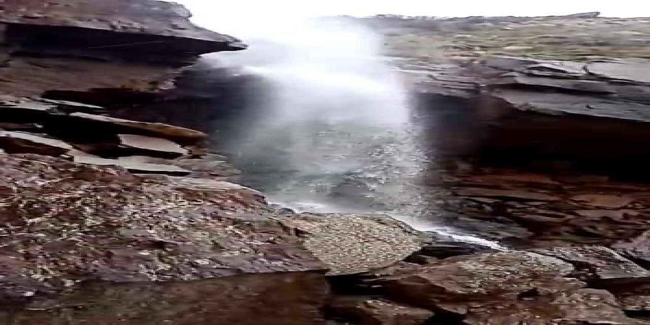 Rüzgarın etkisiyle suyu ters dönen şelaleden görsel şölen