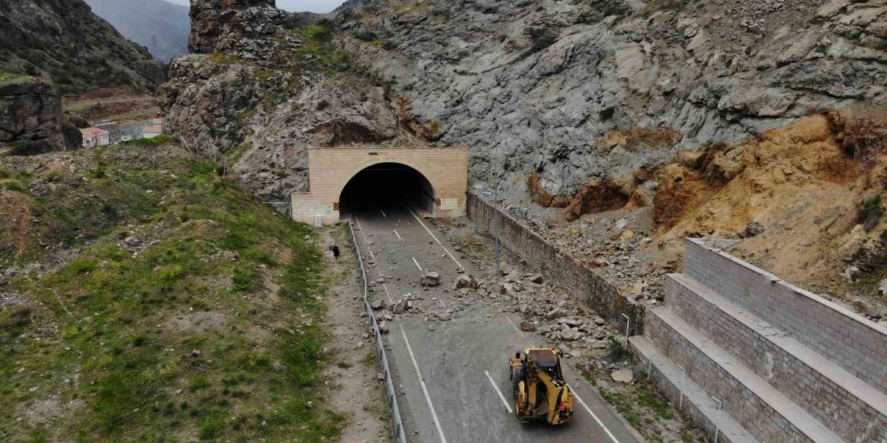 Gümüşhane’de meydana gelen heyelanda dev kayalar karayolunu ulaşıma kapattı!