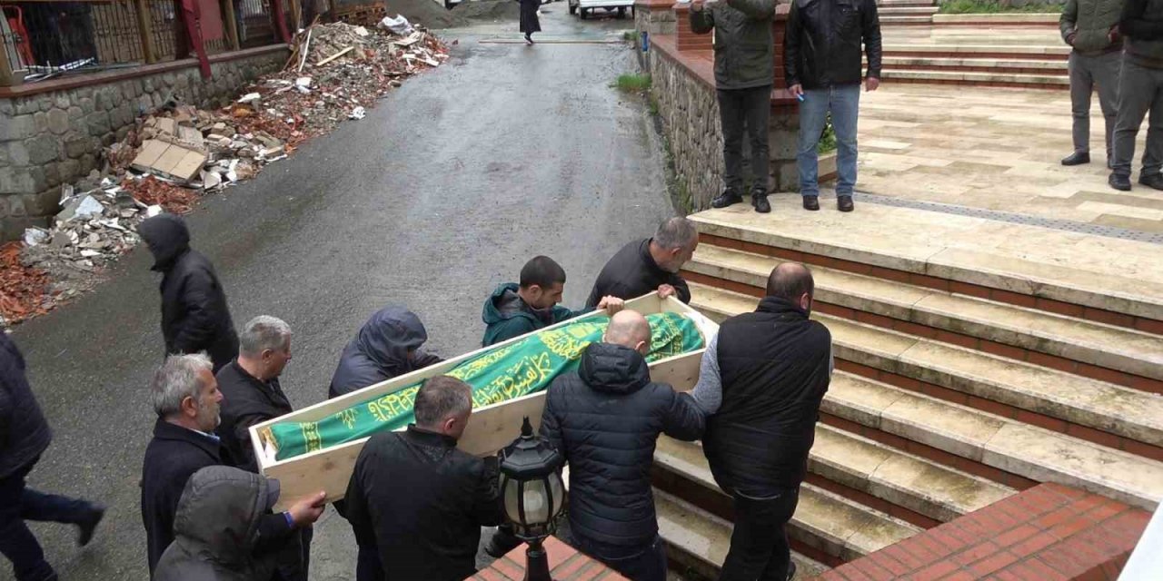 Rize’deki trafik kazasında hayatını kaybeden 5 kişi son yolculuklarına uğurlandı