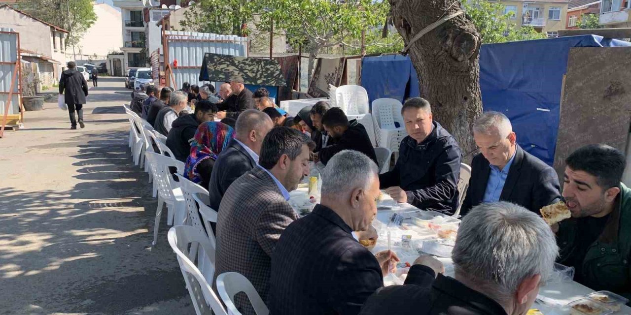 AK Parti Milletvekili adayları, 1 Mayıs’ta kağıt toplayıcılarla kahvaltıda buluştu