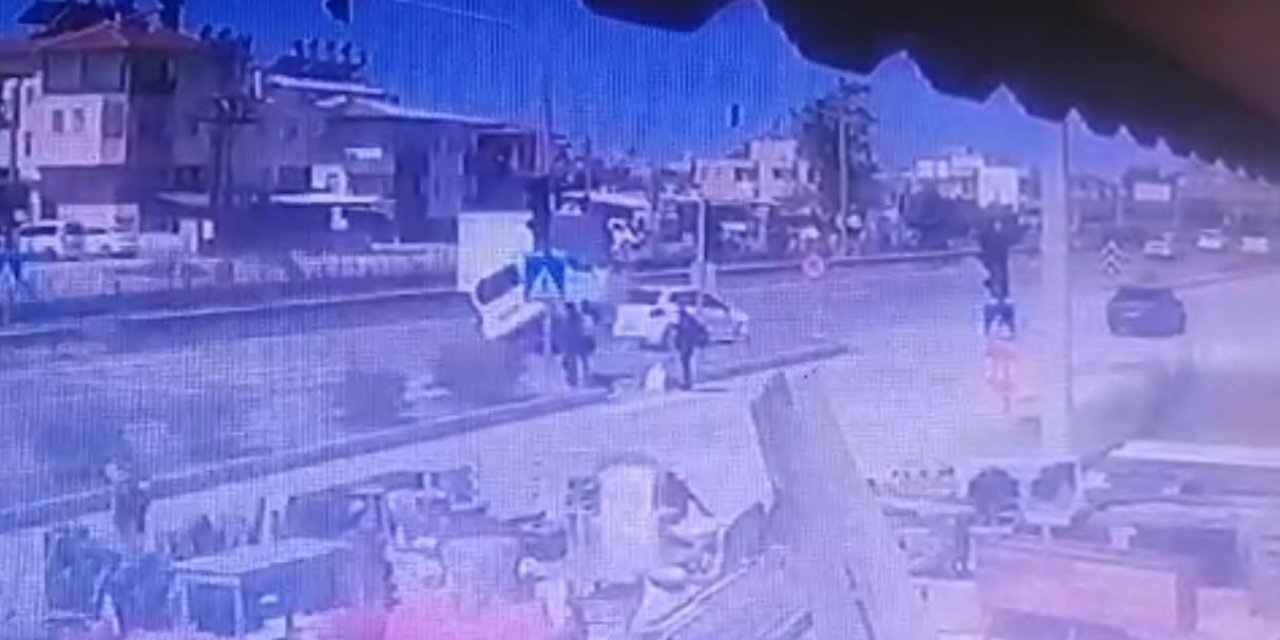 Karayolunda korku dolu anlar: Çarptı, savruldu, bariyere çarparak durabildi